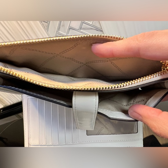 Michael Kors Adele Logo Smart Wallet and Hearts Butterfly Bag Charm - Picture 16 of 16